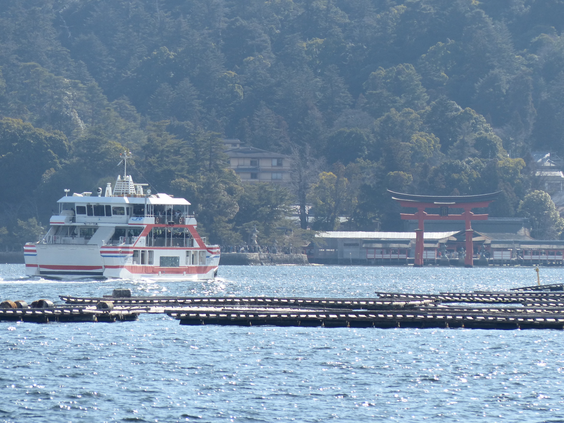 宮島フェリーと鳥居