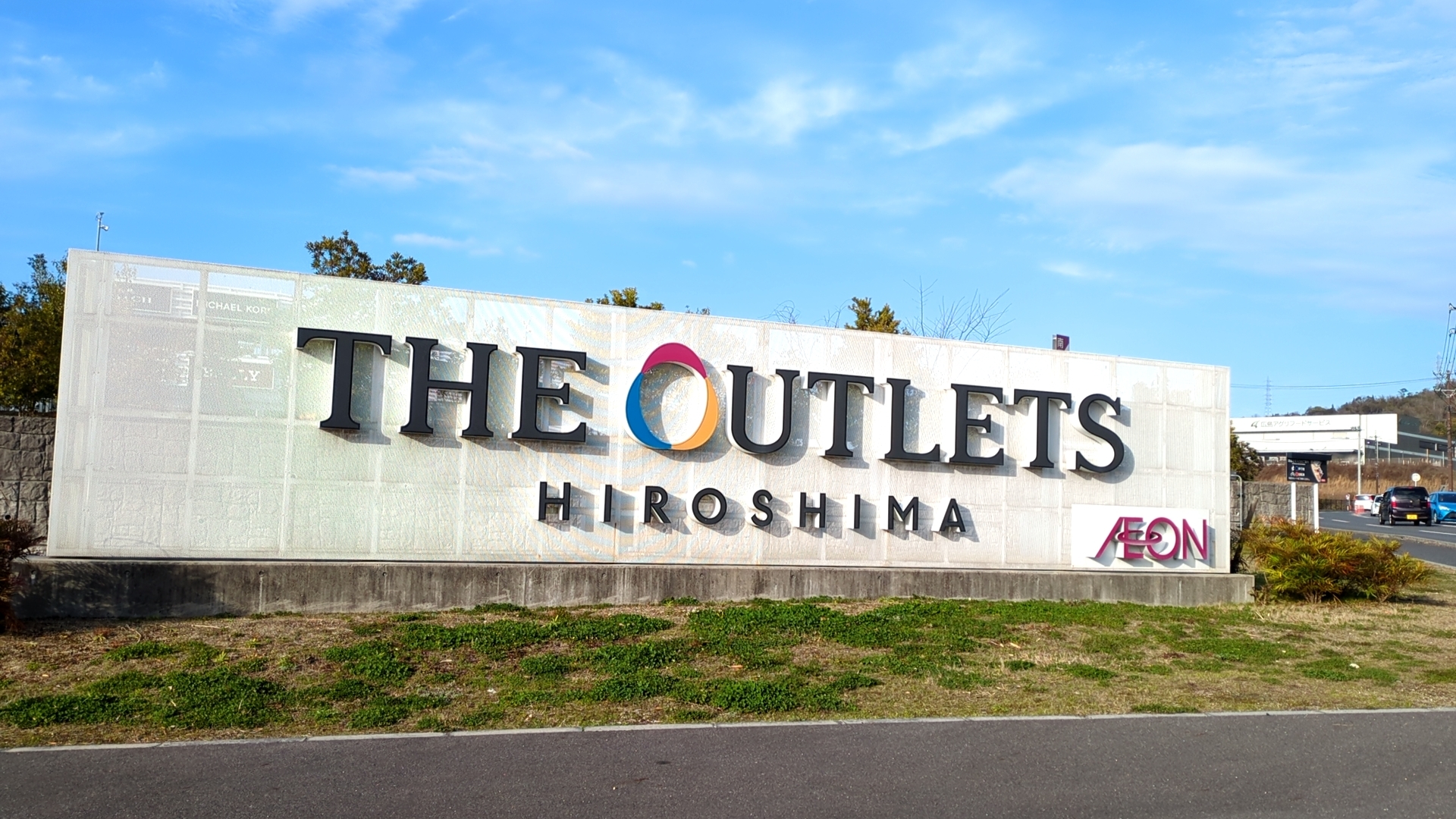 THE OUTLETSの入り口の看板