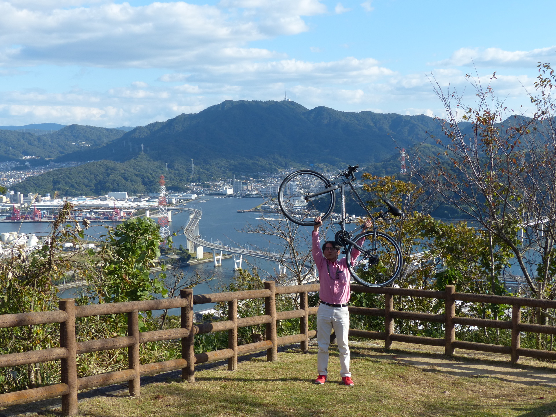 黄金山で自転車を持ち上げる