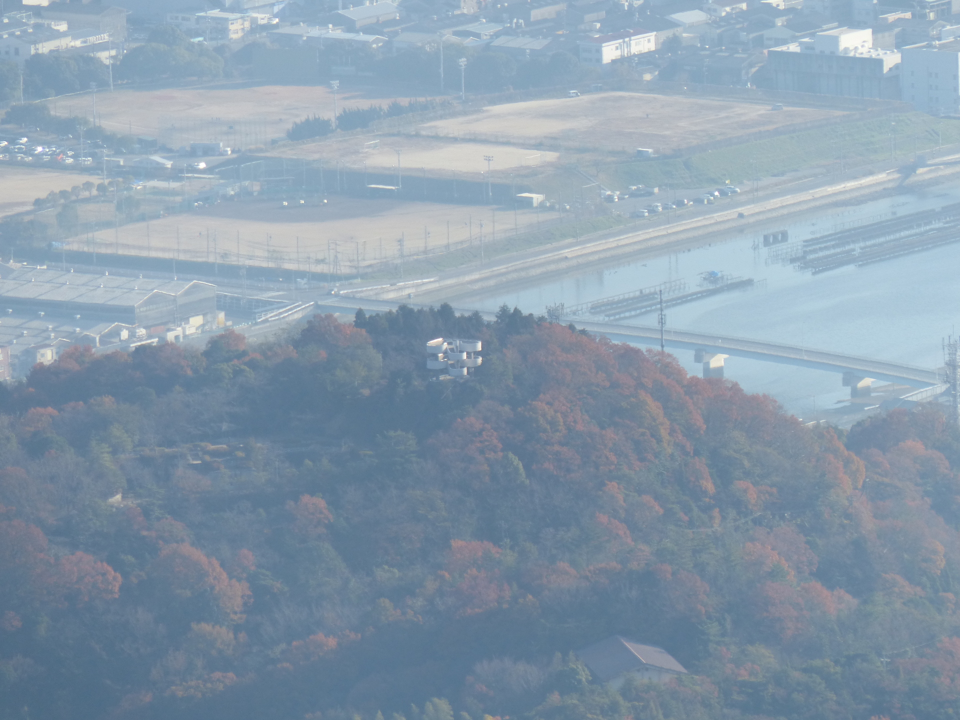 灰ヶ峰より・広方面：大空山展望台とその先に虹村公園野球場