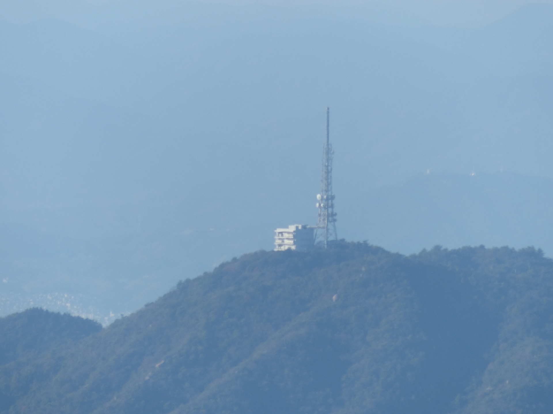 灰ヶ峰より・広島方面：絵下山電波塔